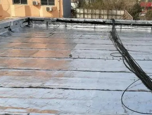 天津市卫生间漏水维修公司分享下天津市屋面楼顶防水刚性防水层施工要点。